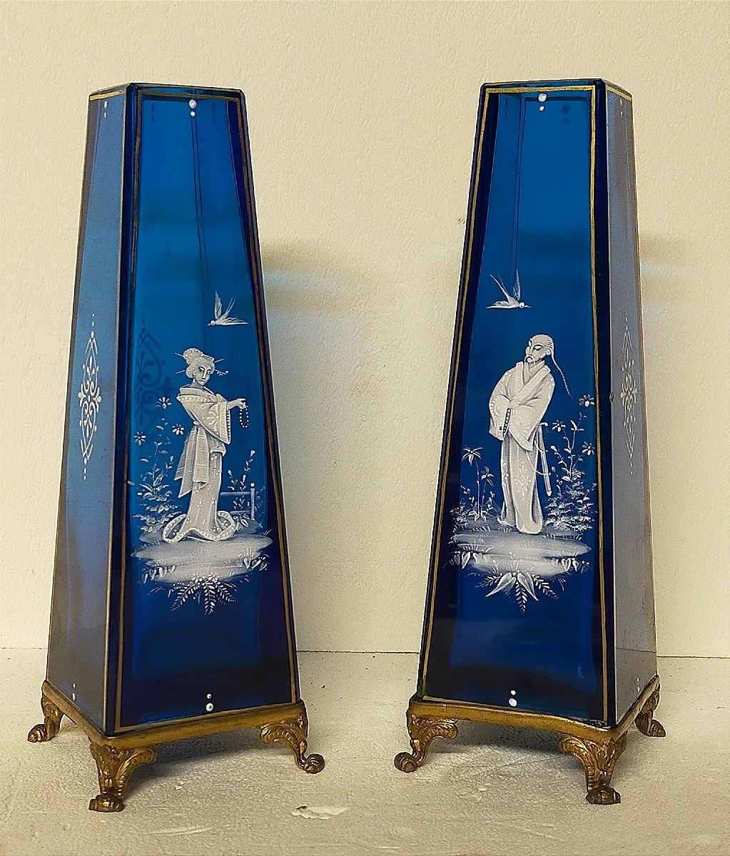 Paire de vases aux chinois en verre &eacute;maill&eacute; monture bronze 