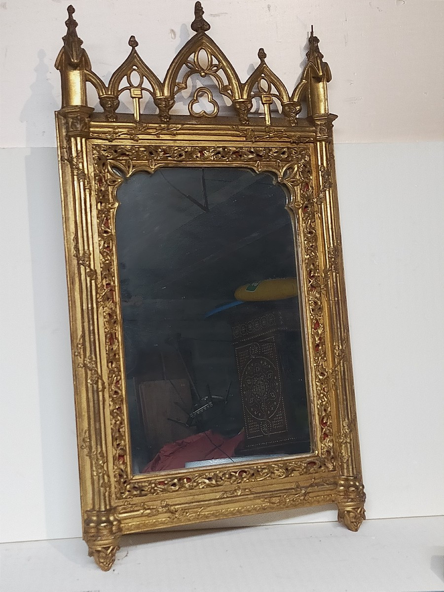 Miroir n&eacute;o gothique en bois dor&eacute; n&eacute;ogothique 