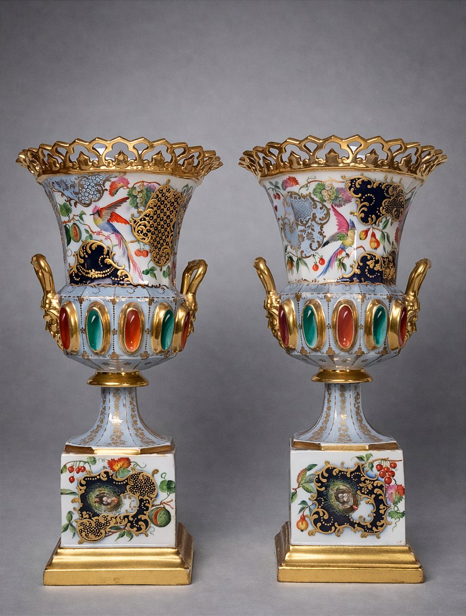 Paire de vases en porcelaine de Vieux Paris – XIXᵉ siècle-photo-1