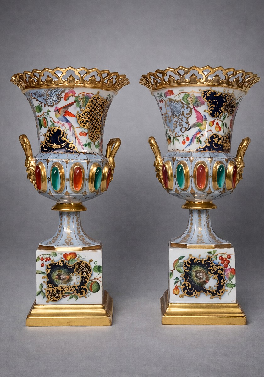 Paire de vases en porcelaine de Vieux Paris – XIXᵉ siècle