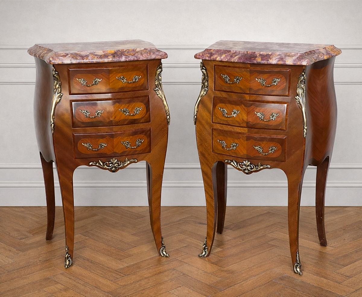 Paire de chevets en marqueterie et bronze &ndash; Dessus marbre vein&eacute; &ndash; Style Louis XV