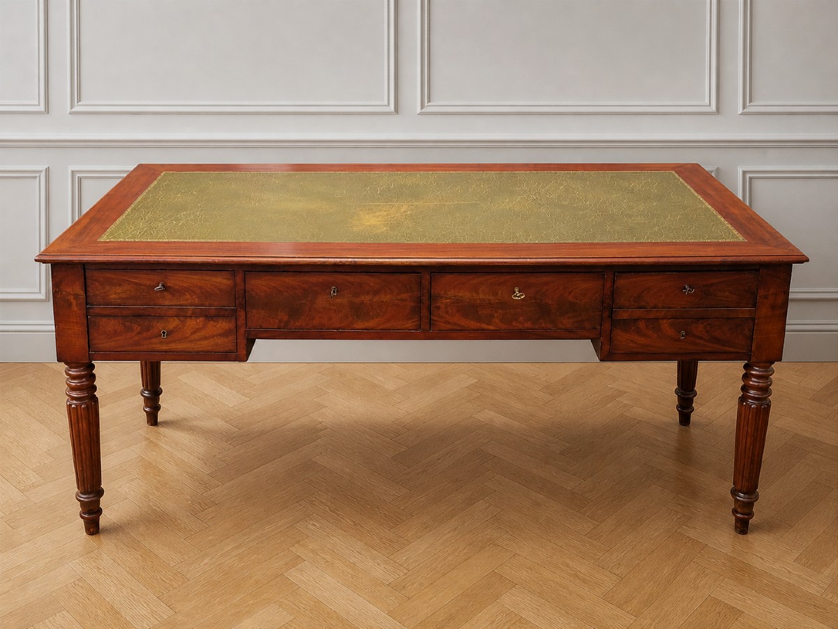 Grand bureau plat de notaire d&rsquo;&eacute;poque Louis-Philippe en acajou flamm&eacute;