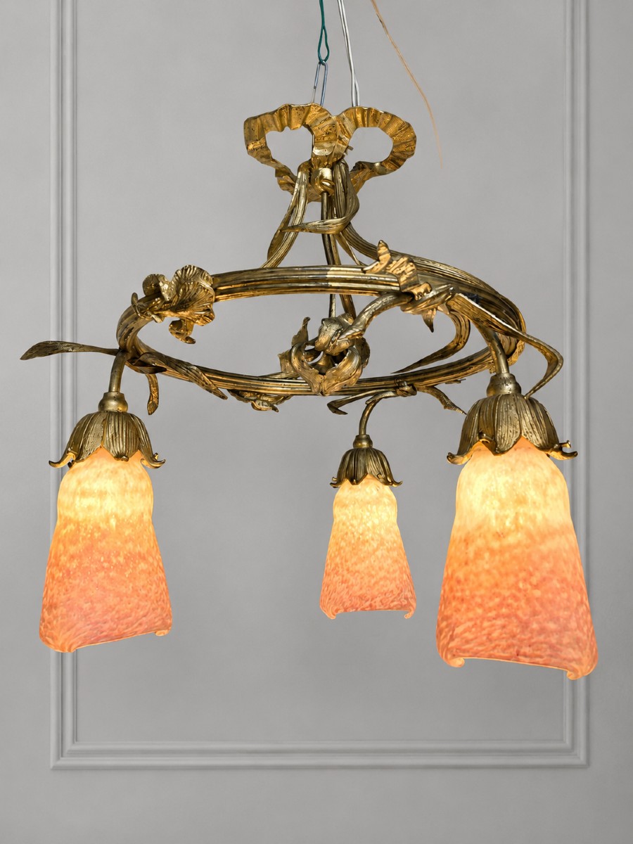 Lustre Art Nouveau en bronze dor&eacute; et tulipes en p&acirc;te de verre ( majorelle gall&eacute; guimard ..)
