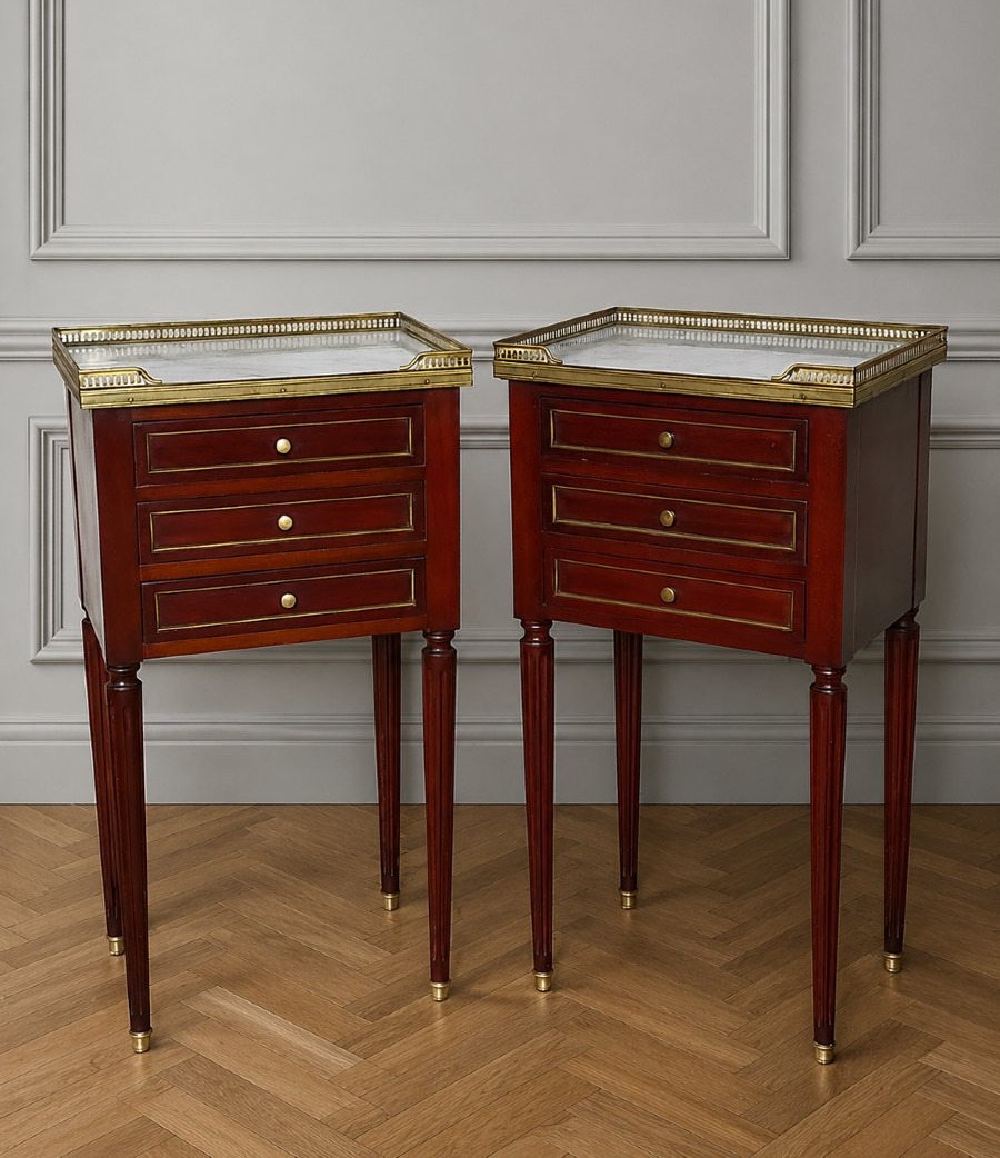 Paire de chevets de style Louis XVI en acajou et bronze doré