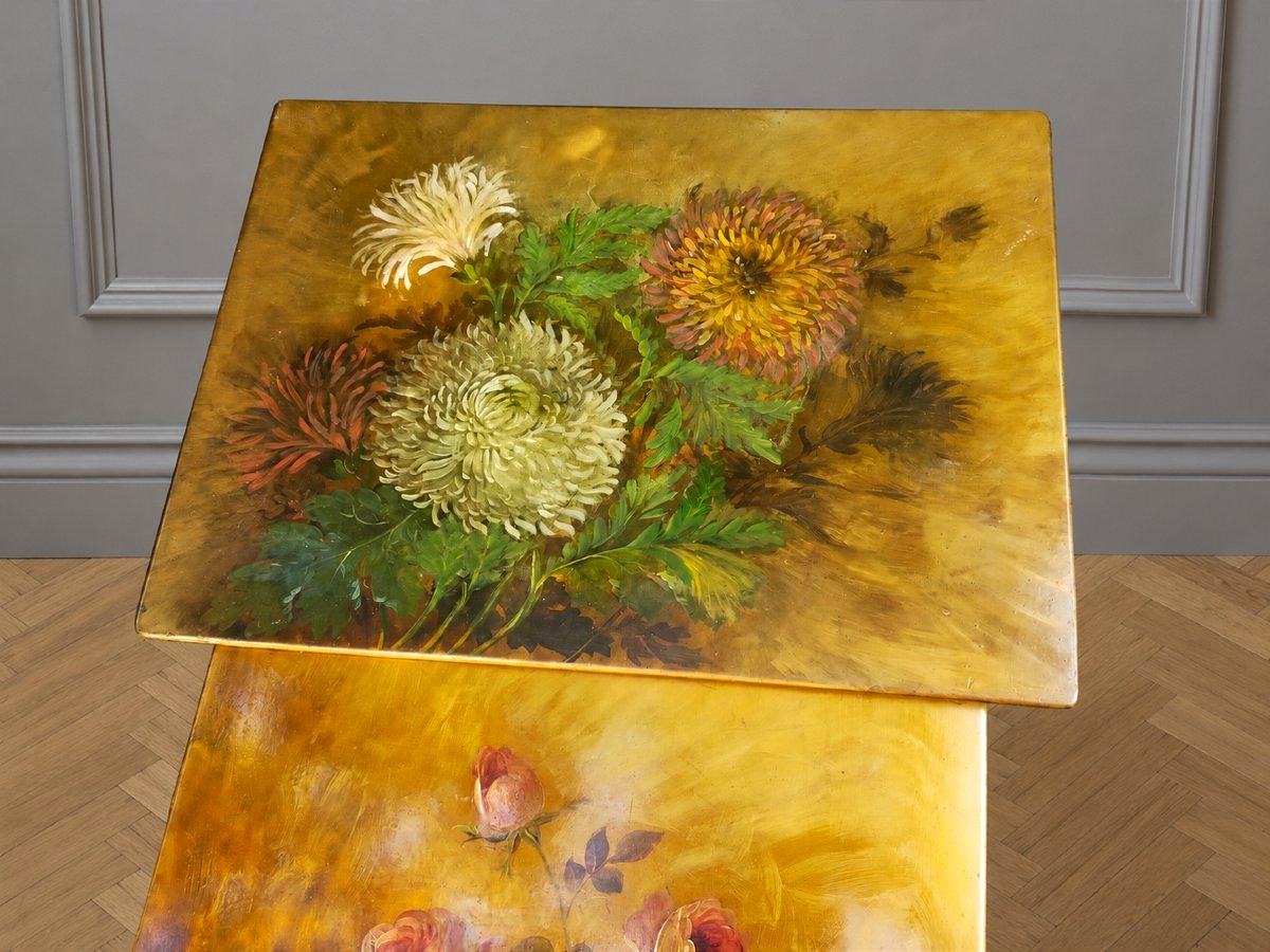 Ensemble de quatre tables gigognes en bois peint &agrave; la main &ndash; D&eacute;cor floral-photo-2