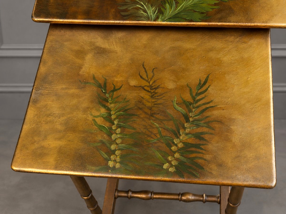 Ensemble de quatre tables gigognes en bois peint &agrave; la main &ndash; D&eacute;cor floral-photo-4