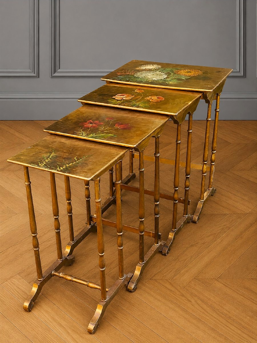 Ensemble de quatre tables gigognes en bois peint &agrave; la main &ndash; D&eacute;cor floral