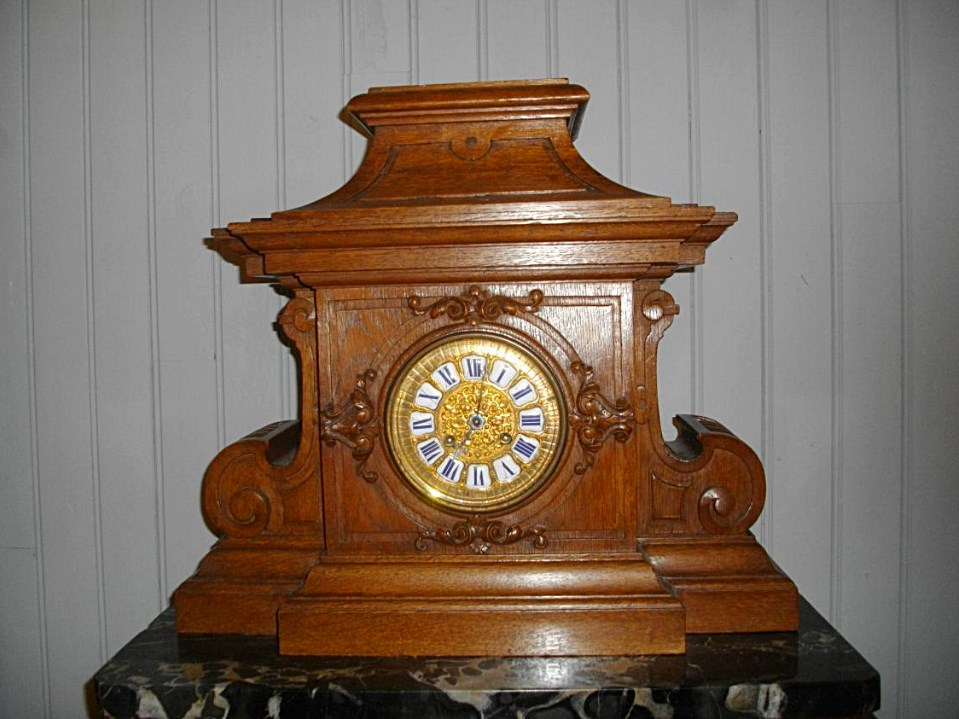 Pendule De Boiserie En Chene Cadran Cartouche Estampille Contour Paris