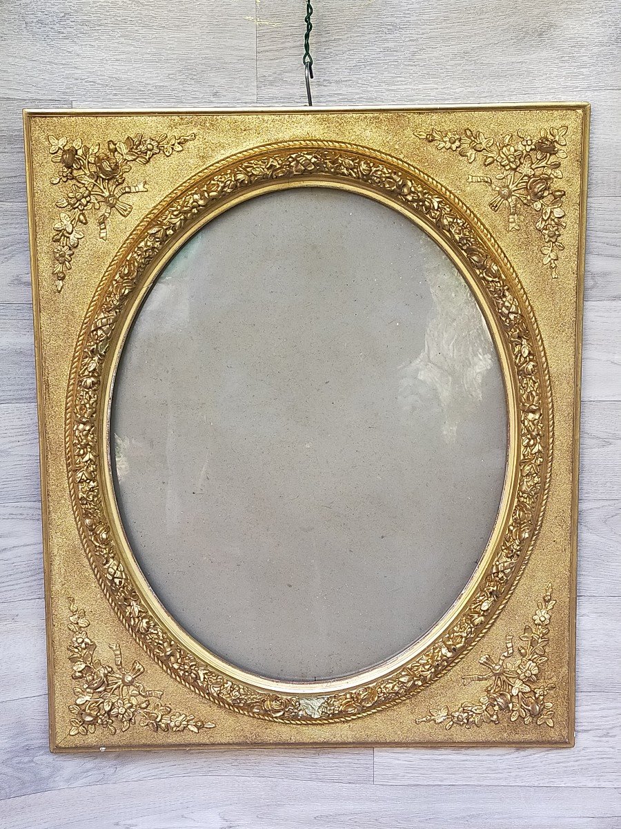 Cadre De Style Louis XVI A Vue Ovale Dor&eacute; A La Feuille d&#039;Or pour portrait 