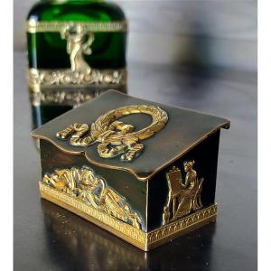 boite a timbres en bronze d&eacute;cor a l&#039;antique (empire bureau encrier)