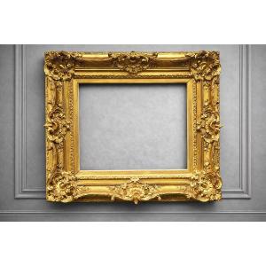 Cadre Louis XV en bois dor&eacute; pour tableau 33cm x 43cm  XIXe si&egrave;cle &ndash; riche d&eacute;cor feuillag&eacute;