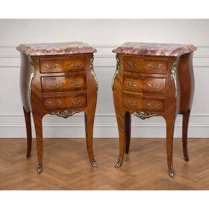 Paire de chevets en marqueterie et bronze &ndash; Dessus marbre vein&eacute; &ndash; Style Louis XV