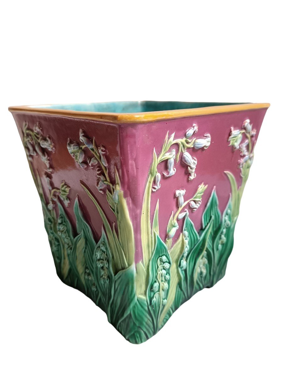 Majolica – Cache-pot en barbotine à décor de muguets, manufacture de George Jones (circa 1870)