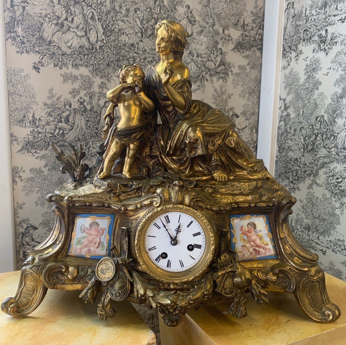Pendule En Bronze Doré Et Plaques De Porcelaine 