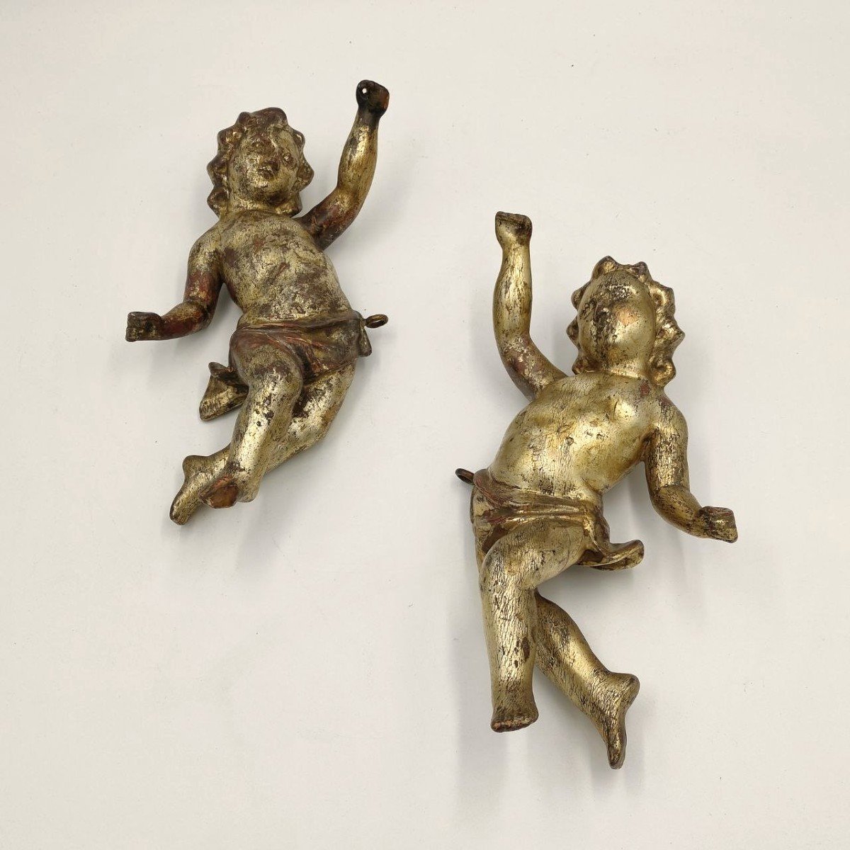 Paire De Putti En Bois Sculpté Et Doré, époque XVIIIème.