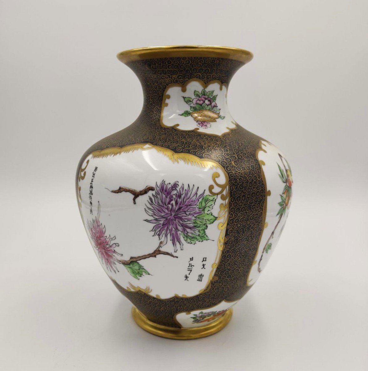 Vase en céramique de style oriental, France, début des années 1900