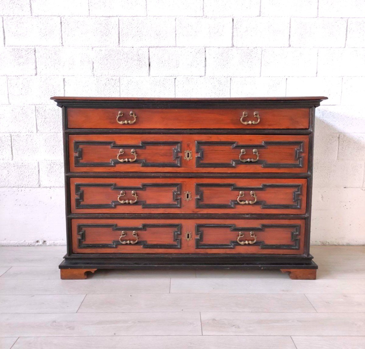 Commode en noyer émilien, début XVIIIe siècle.