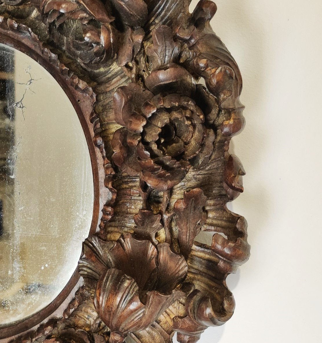 Cadre en bois sculpté de motifs floraux, fin du XIXe siècle.-photo-2