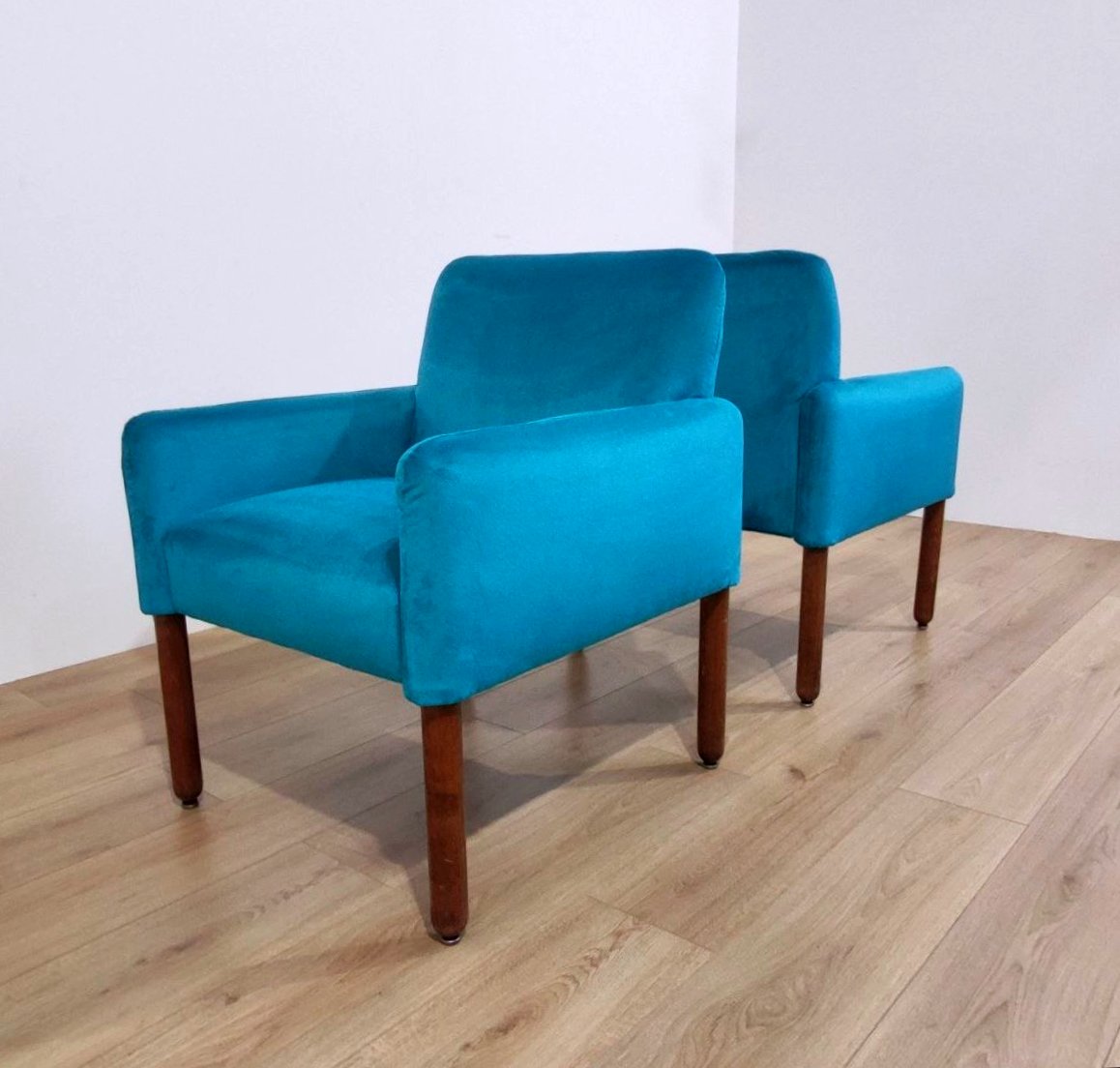 Paire de fauteuils Cassina, modèle 896 de Vico Magistretti, en velours bleu turquoise-photo-1