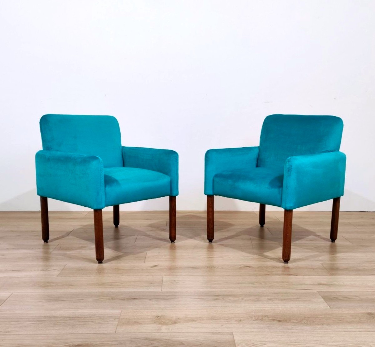 Paire de fauteuils Cassina, modèle 896 de Vico Magistretti, en velours bleu turquoise