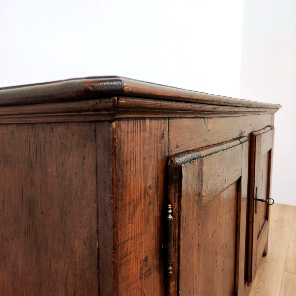Buffet ancien en bois massif du XVIIIe siècle.-photo-4