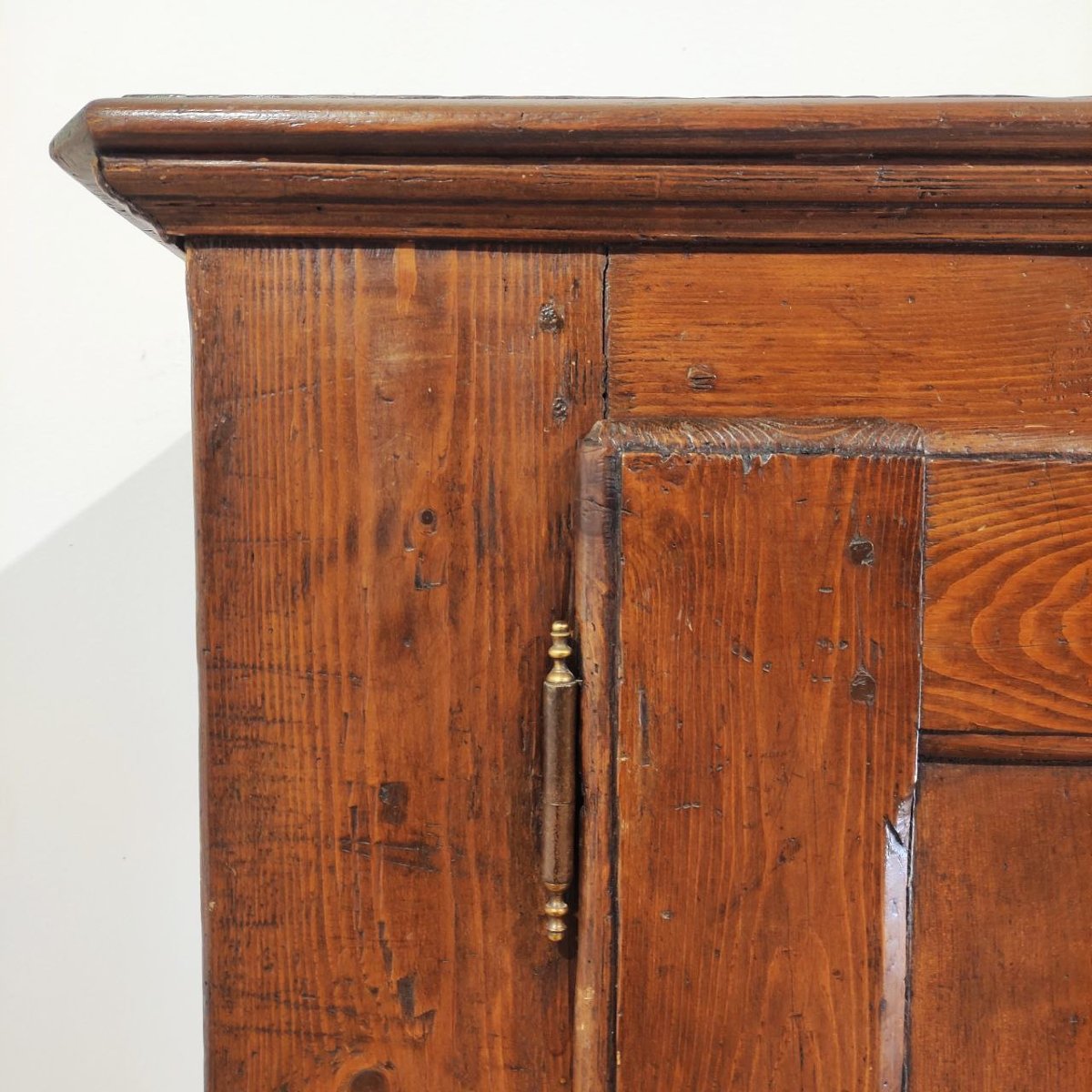 Buffet ancien en bois massif du XVIIIe siècle.-photo-1