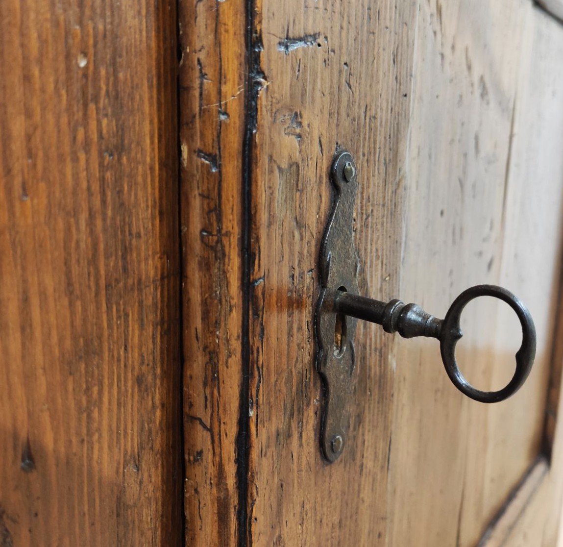 Buffet ancien en bois massif du XVIIIe siècle.-photo-2