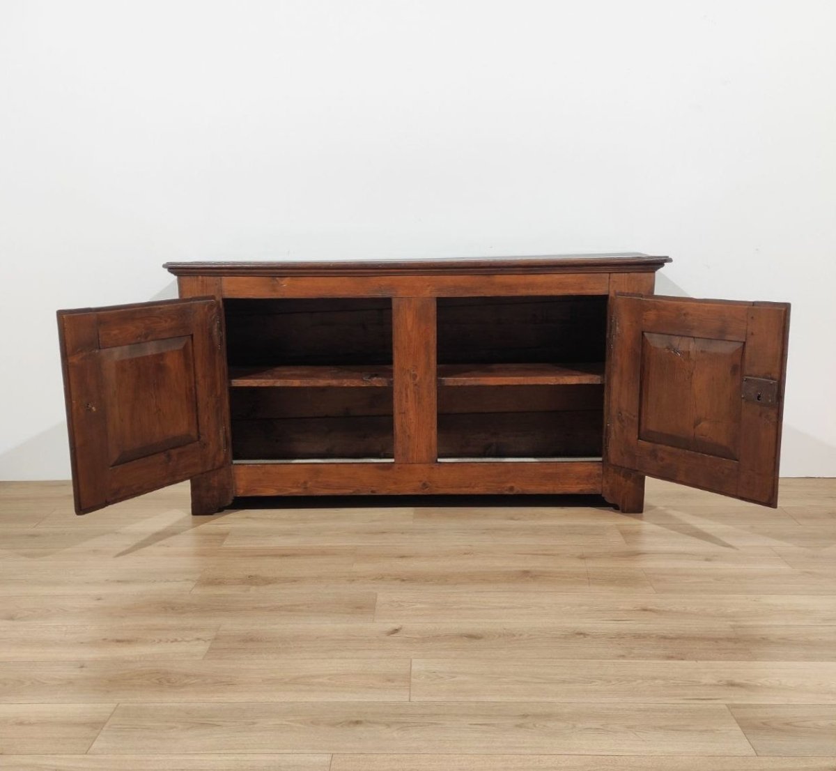 Buffet ancien en bois massif du XVIIIe siècle.-photo-3