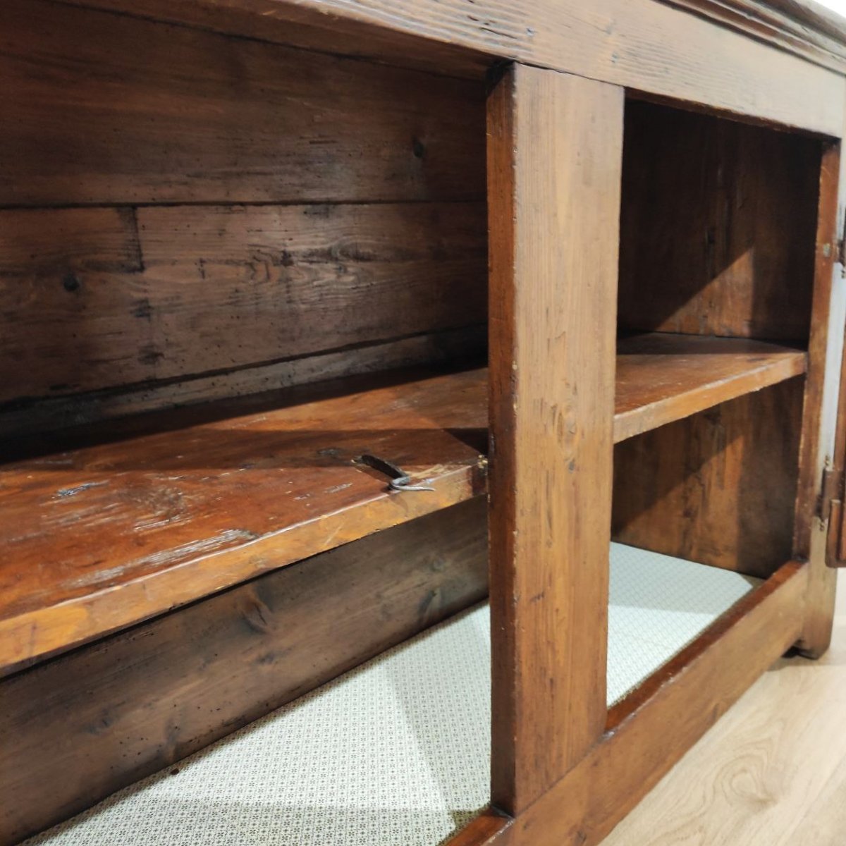 Buffet ancien en bois massif du XVIIIe siècle.-photo-4