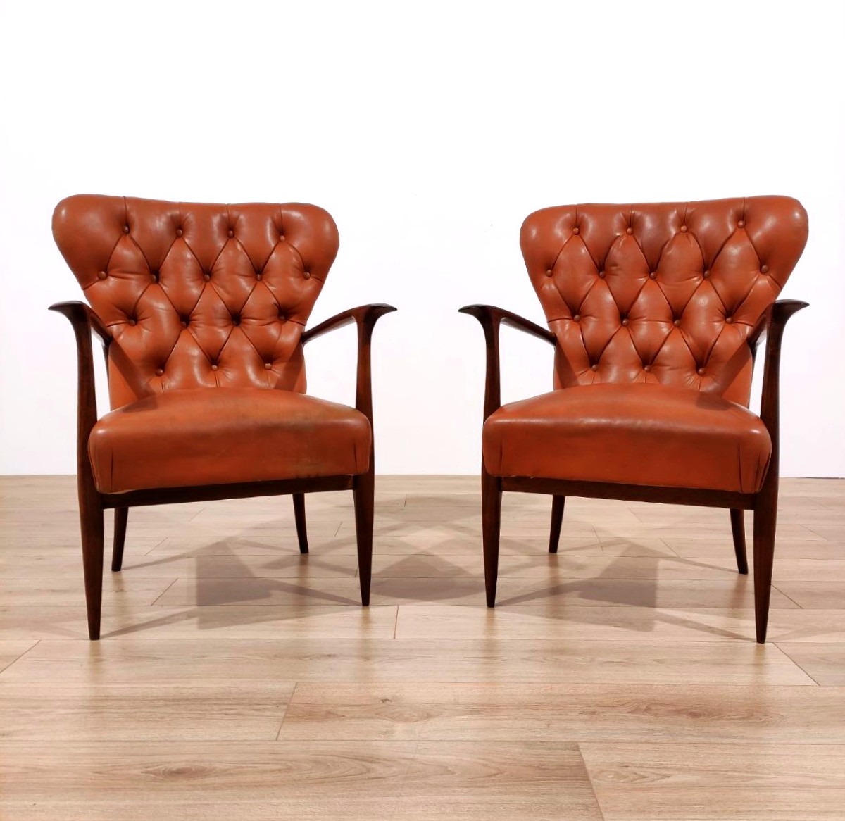 Paire de fauteuils en bois et cuir, attribués à Paolo Buffa, années 1950