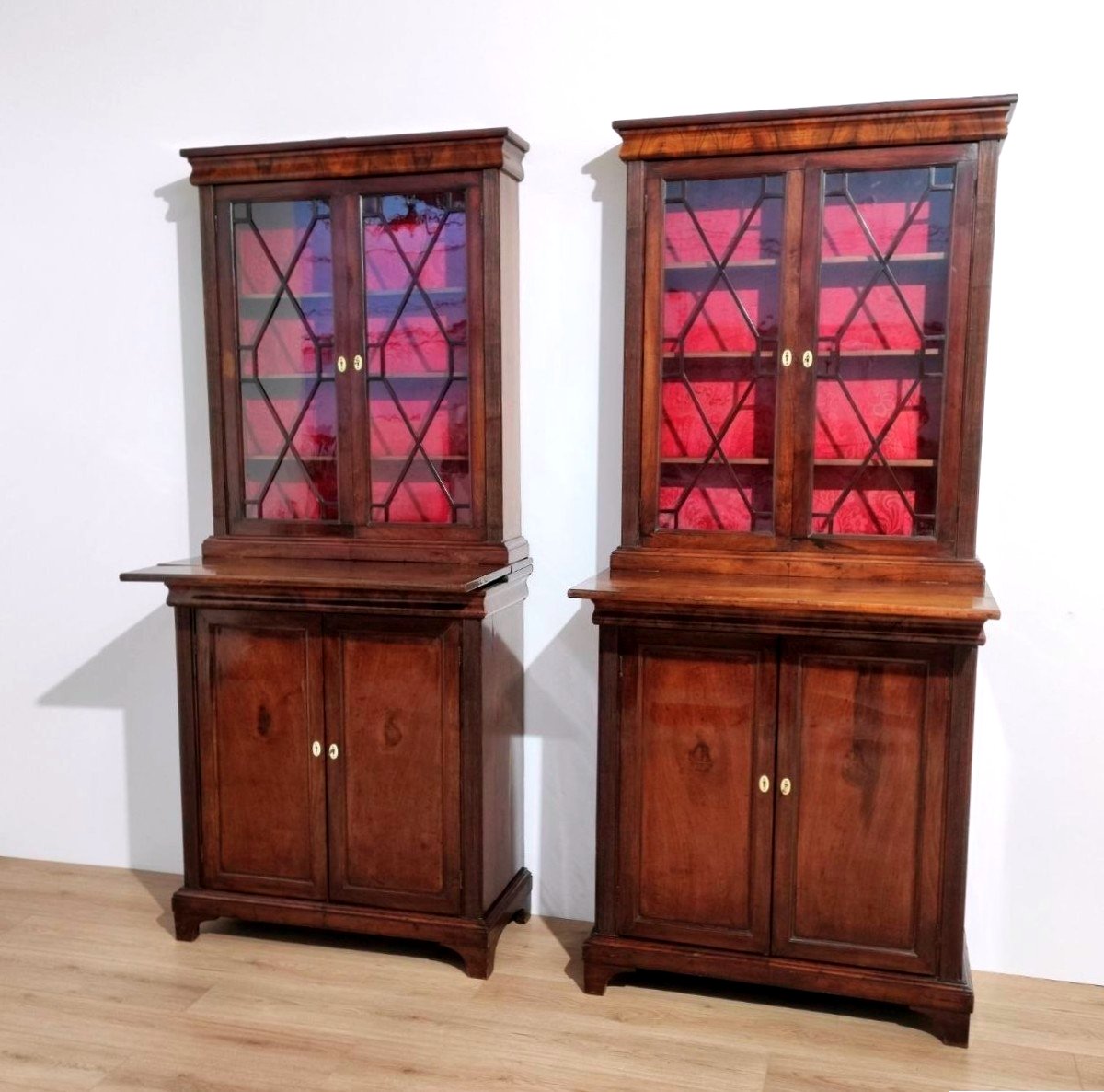 Paire de petites bibliothèques en noyer avec étagères coulissantes, Italie, XIXe siècle.-photo-2