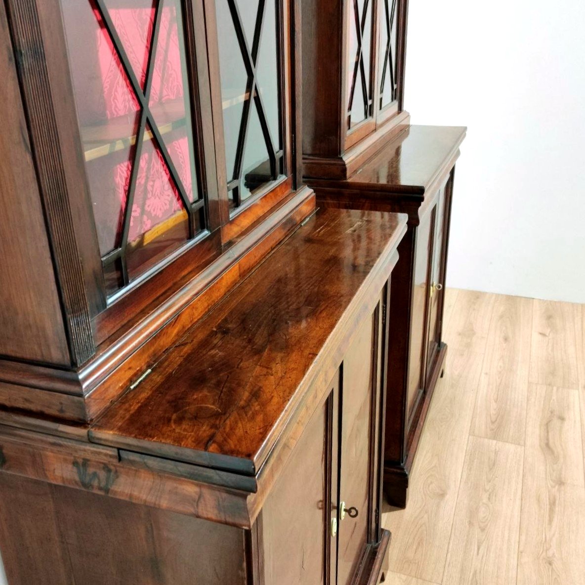 Paire de petites bibliothèques en noyer avec étagères coulissantes, Italie, XIXe siècle.-photo-1