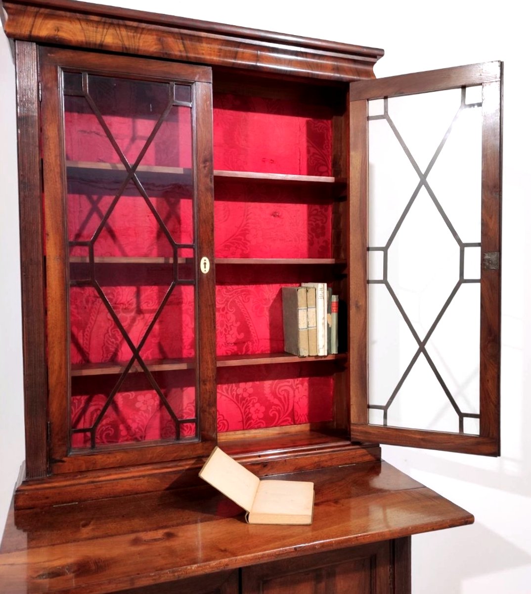 Paire de petites bibliothèques en noyer avec étagères coulissantes, Italie, XIXe siècle.-photo-3