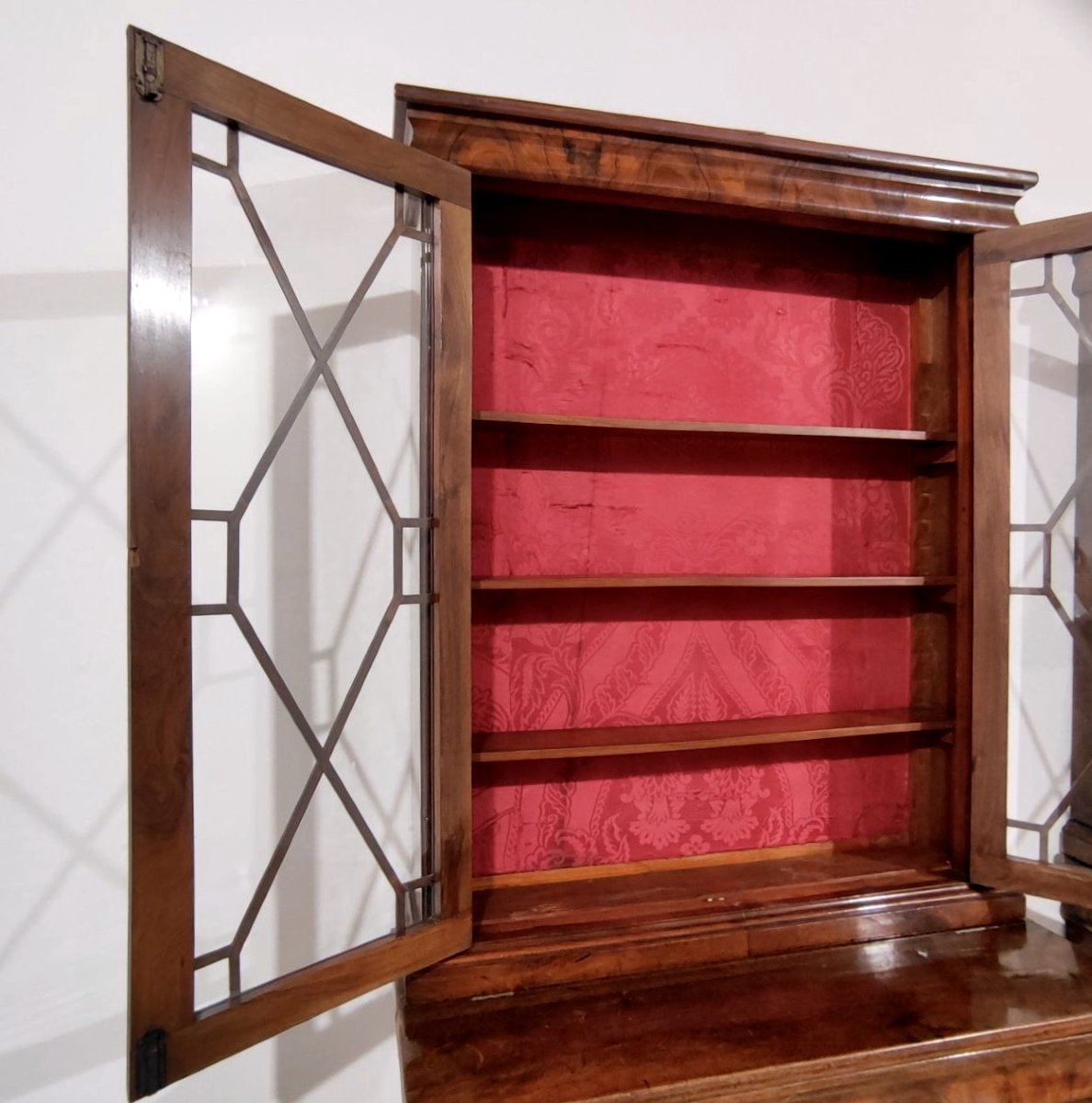 Paire de petites bibliothèques en noyer avec étagères coulissantes, Italie, XIXe siècle.-photo-4