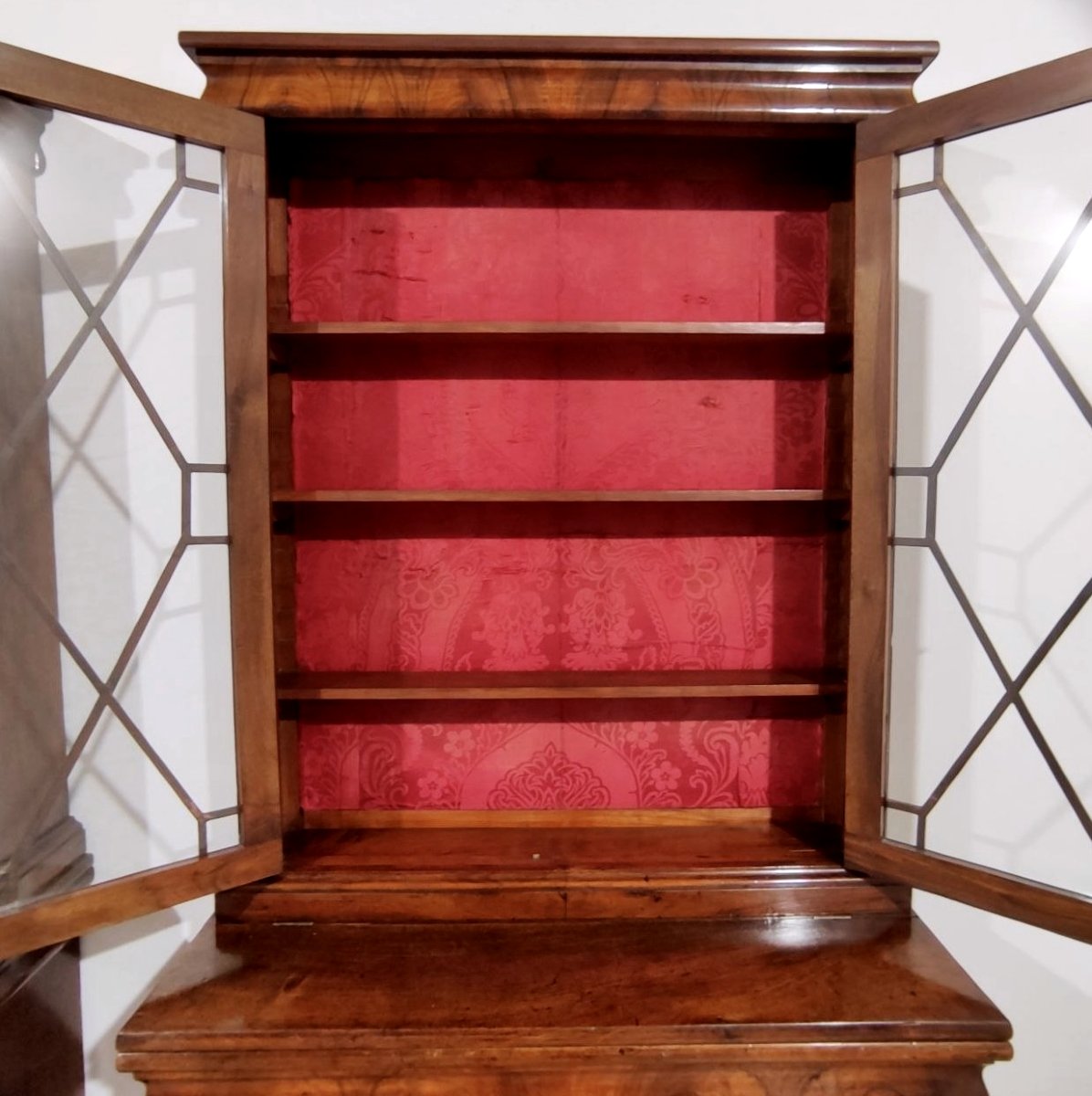 Paire de petites bibliothèques en noyer avec étagères coulissantes, Italie, XIXe siècle.-photo-5