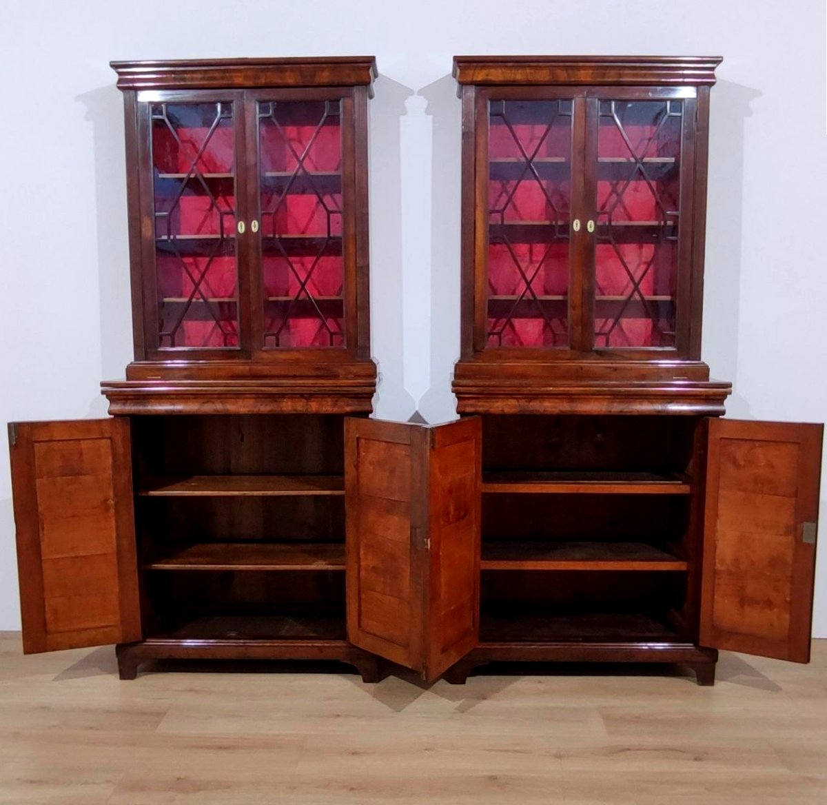 Paire de petites bibliothèques en noyer avec étagères coulissantes, Italie, XIXe siècle.-photo-6