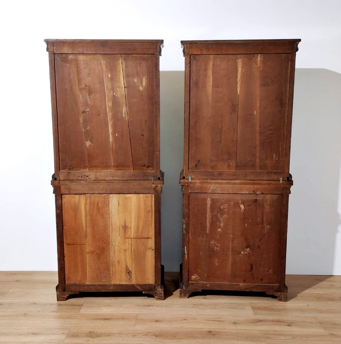 Paire de petites bibliothèques en noyer avec étagères coulissantes, Italie, XIXe siècle.-photo-7