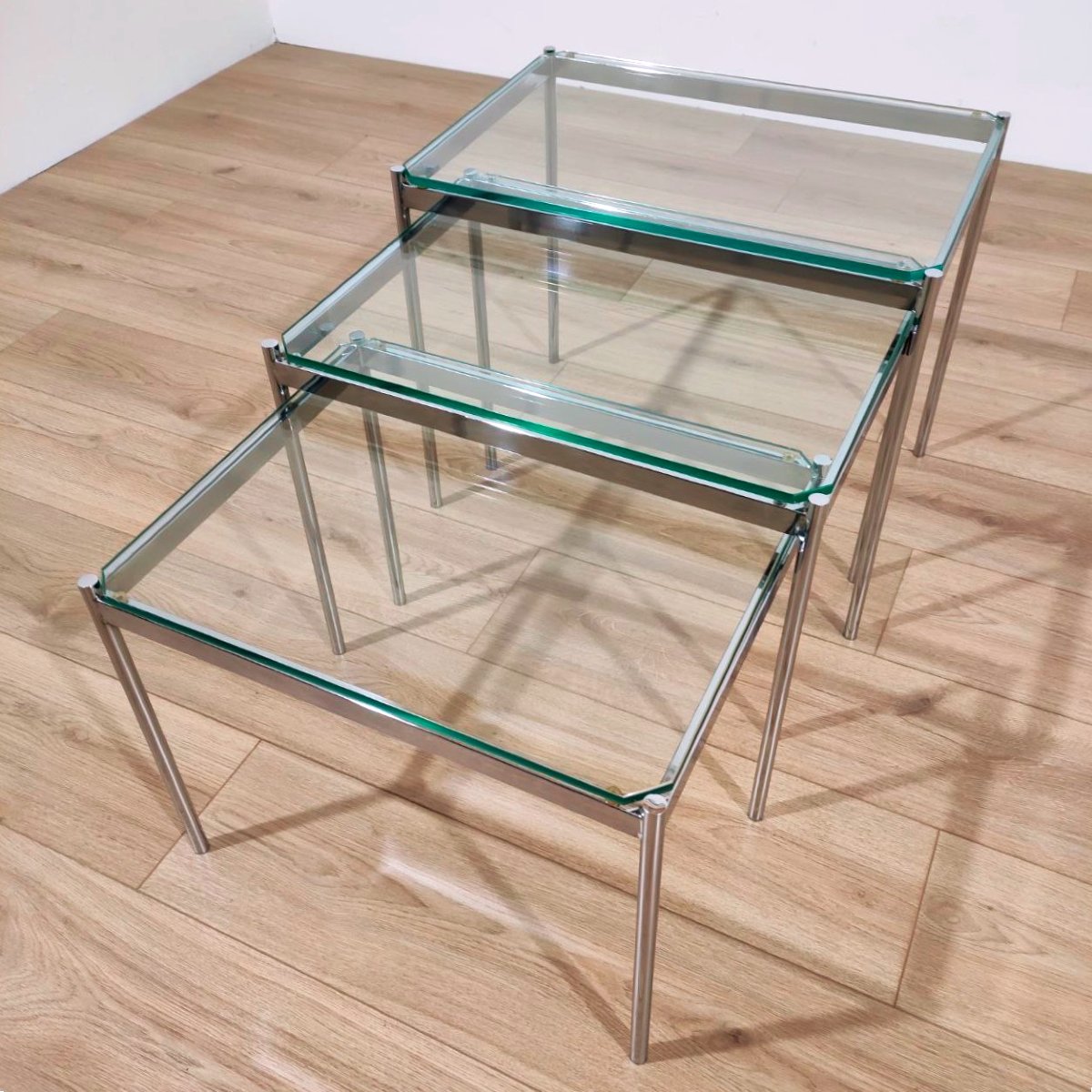 Ensemble de 3 tables gigognes en verre et métal chromé, années 1970-photo-4