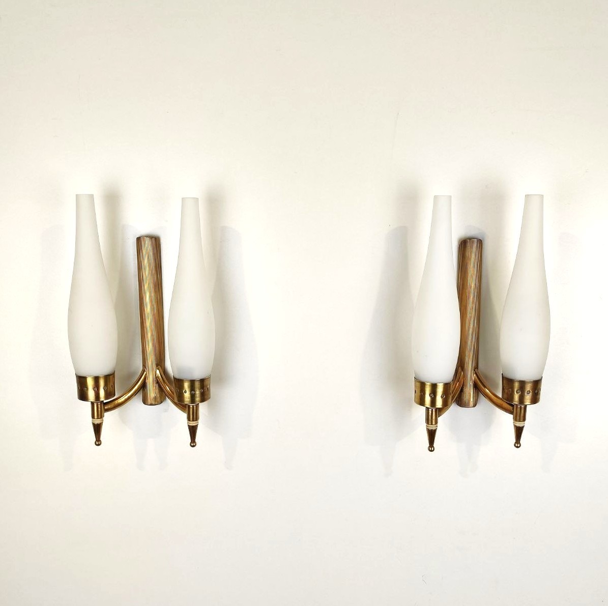 Paire d'appliques murales à double lumière, laiton et verre satiné, années 1950