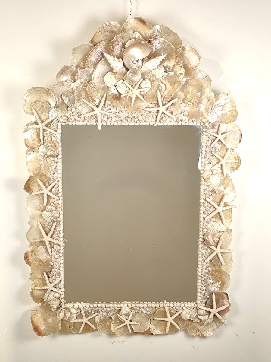 Cadre en coquillage miroir, fabriqué artisanalement, Italie, XXe siècle.