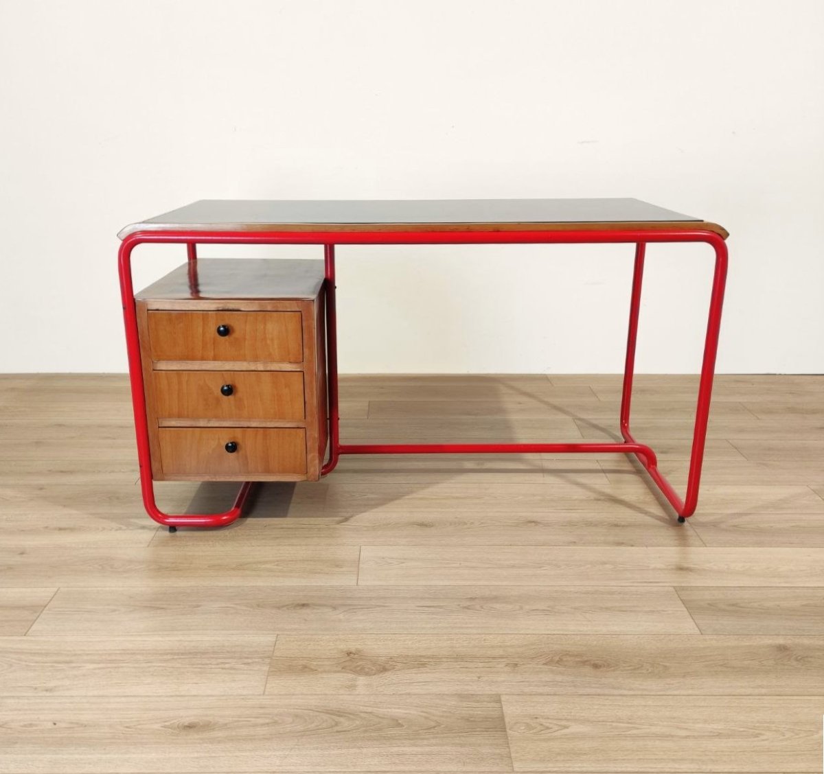Bureau de style Bauhaus en métal tubulaire rouge, bois et verre, années 1950