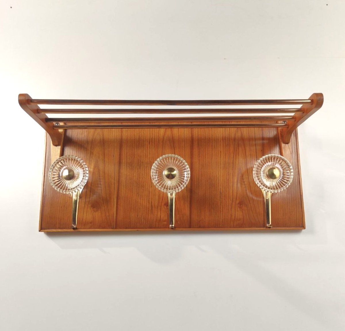 Porte-manteau et porte-chapeau en bois, laiton et verre, Italie, années 1950