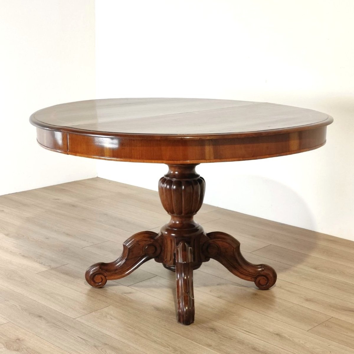 Table ronde extensible en noyer incrusté et sculpté, milieu du XIXe siècle.-photo-2