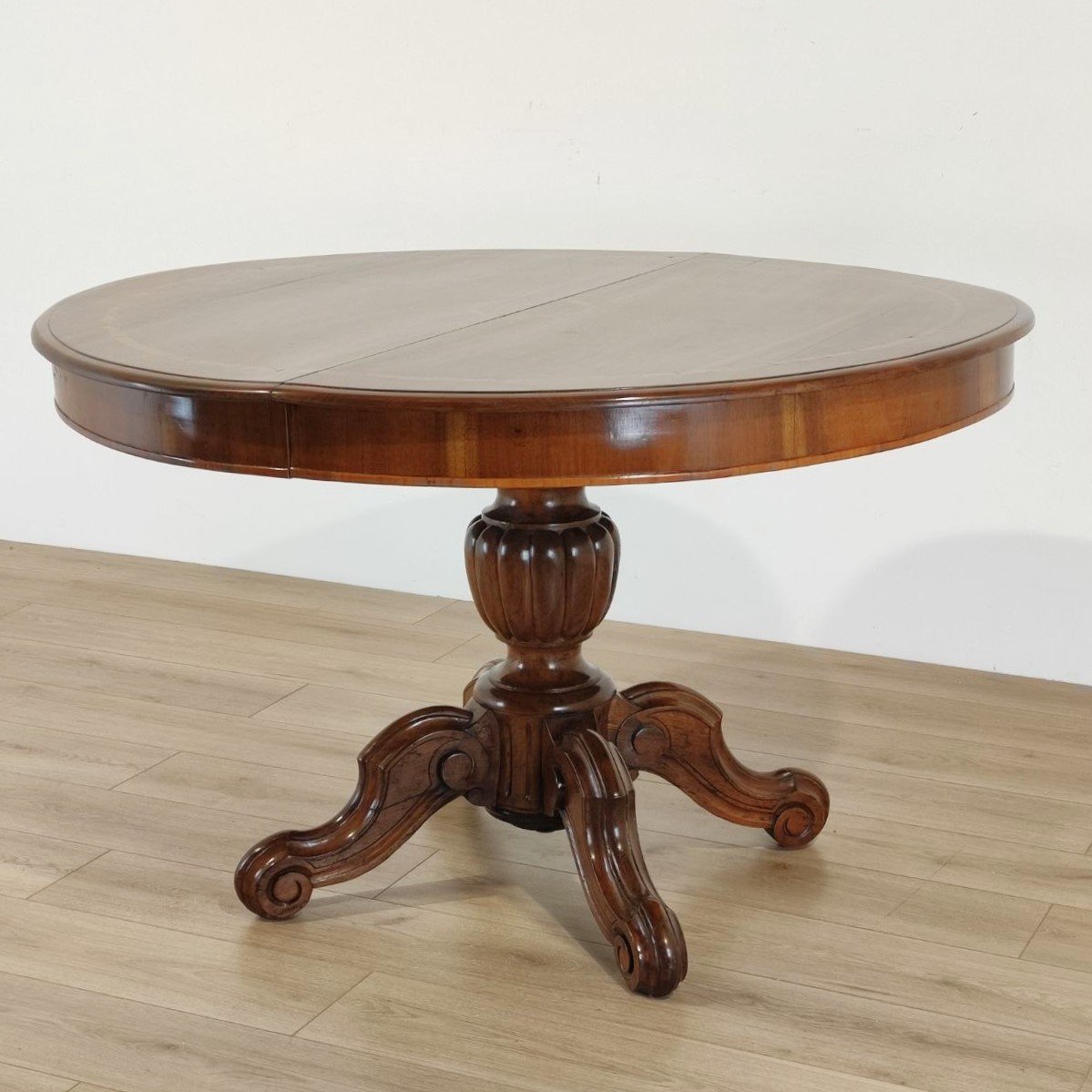 Table ronde extensible en noyer incrusté et sculpté, milieu du XIXe siècle.-photo-3