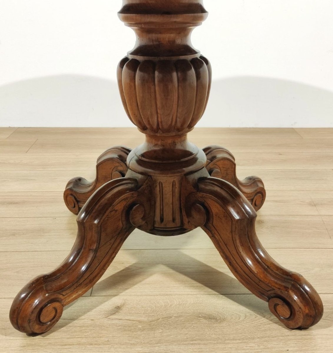 Table ronde extensible en noyer incrusté et sculpté, milieu du XIXe siècle.-photo-1