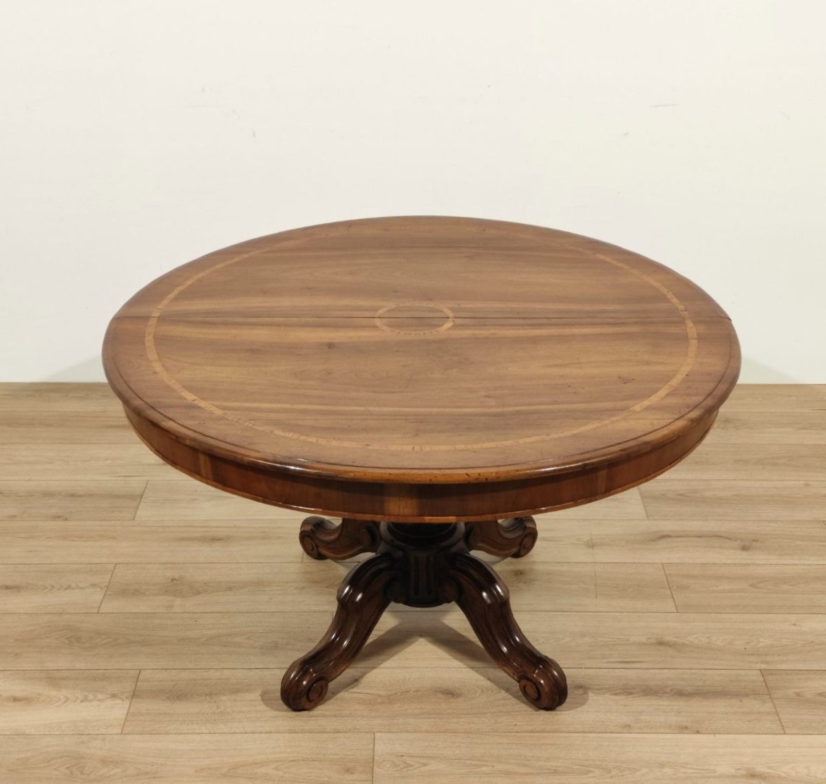 Table ronde extensible en noyer incrusté et sculpté, milieu du XIXe siècle.-photo-2