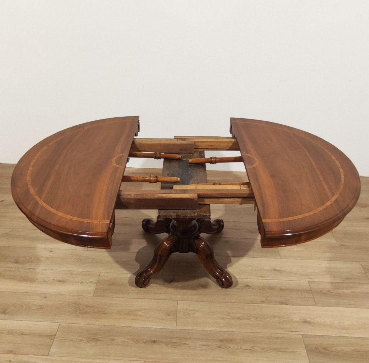 Table ronde extensible en noyer incrusté et sculpté, milieu du XIXe siècle.-photo-4
