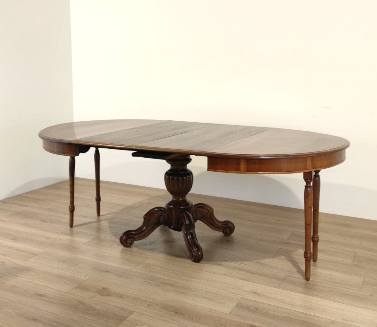 Table ronde extensible en noyer incrusté et sculpté, milieu du XIXe siècle.-photo-6