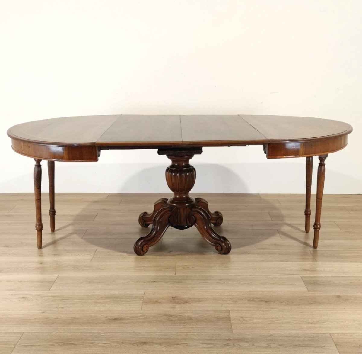 Table ronde extensible en noyer incrusté et sculpté, milieu du XIXe siècle.-photo-7