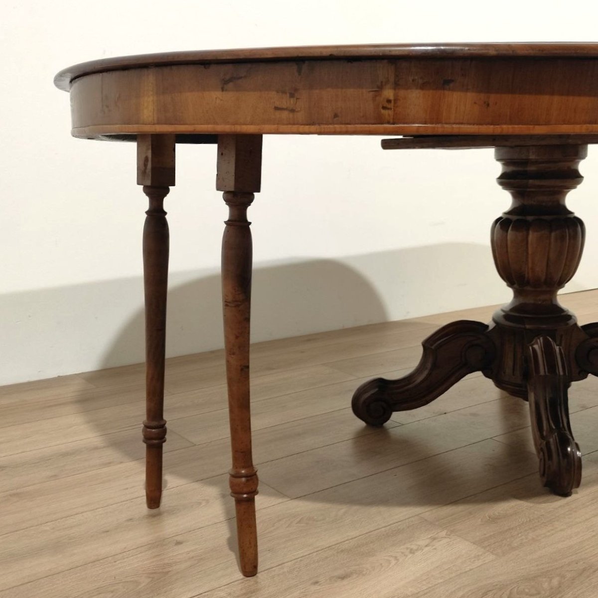 Table ronde extensible en noyer incrusté et sculpté, milieu du XIXe siècle.-photo-8